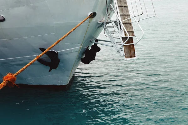 O nariz da nave está de perto. Marítimo ou navio de carga fixado com uma corda ou amarrado a um cais portuário — Fotografia de Stock