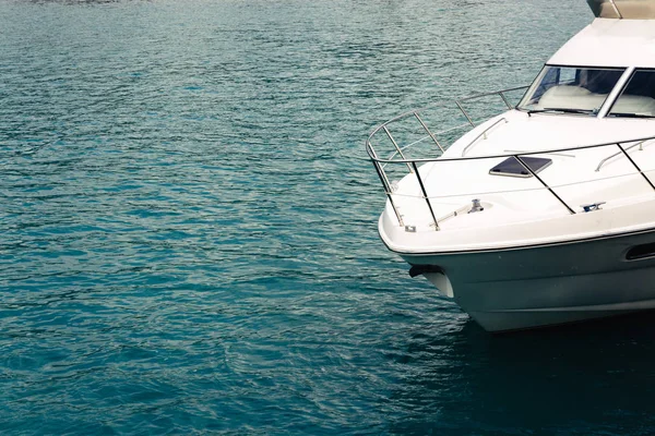 Jacht in de zee. Het jacht de neus op het water Concept van reis- en zee wandelingen — Stockfoto