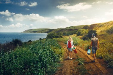Genç erkek ve kadın ile sırt çantası, görüntülemek arkadan, yol doğru deniz macera seyahat Relax kavramı yürüyüş