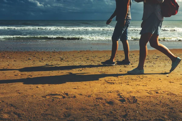 Pareja joven caminando por la playa caminando juntos Concepto Vista trasera — Foto de Stock