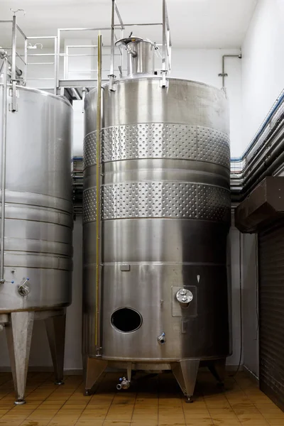 Bodega moderna con tanques de acero inoxidable Concepto de producción de vino ecológico —  Fotos de Stock