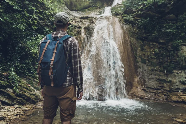 K nepoznání muž dosáhl cíle a pohledu z divoké přírody. Pěší turistika dobrodružství koncept — Stock fotografie