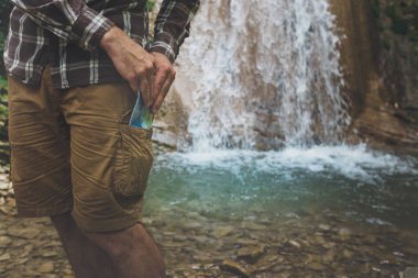 Tanınmayan adam seyahat etmek harita cep Hiking seyahat turizm konsepti ile ayakta