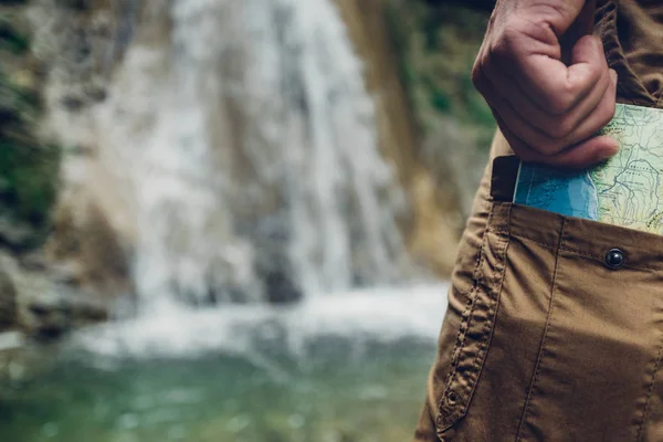 Hombre Turista irreconocible pone mapa en bolsillo de pantalones Senderismo Viajes Concepto de Turismo — Foto de Stock