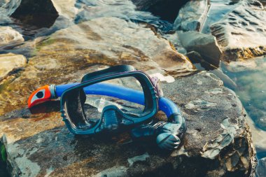 Maske için dalış ve şnorkel yalan sahilde, buzlu. Turizm ve seyahat kavramı