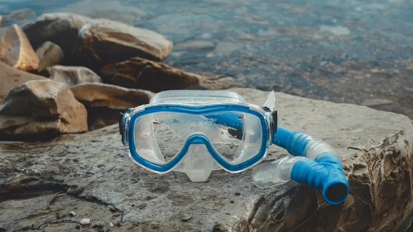 Mask för fridykaren och Snorkel Ligg på stranden, på klipporna. Turism och resor-konceptet — Stockfoto