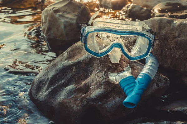 Mask för dykning och snorkla Tube Ligg på stenarna, på sandiga, närbild. Turism resor fridykning koncept — Stockfoto