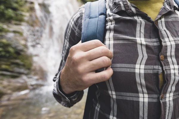 Caminhante irreconhecível Mão segura cinta de mochila no fundo da cachoeira Caminhadas Viagem Trek Concept — Fotografia de Stock