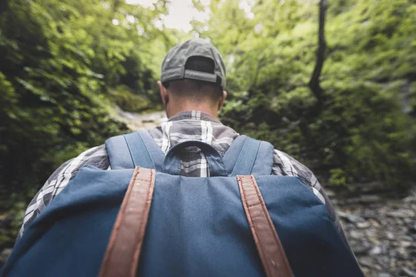 Turista homem com mochila pesada andando através da floresta ângulo largo, visão traseira Caminhadas Viagem Viagem Trek Concept — Fotografia de Stock
