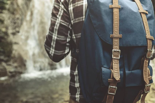 Tanınmayan adam seyahat etmek sırt çantası ile şelale arka plan Closeup sırtında yolculuk seyahat Trek kavramı Hiking bekleyen
