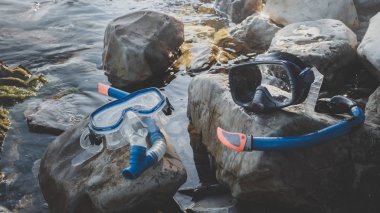 Şnorkel ve dalış maskeleri taşlar, deniz arka plan hakkında yalan. Turizm Seyahat serbest dalış kavramı