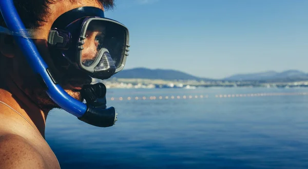 Ung Man dykare med Mask för dykning och snorkla på bakgrund av havet med utrymme. Turism resor resa fridykning koncept — Stockfoto