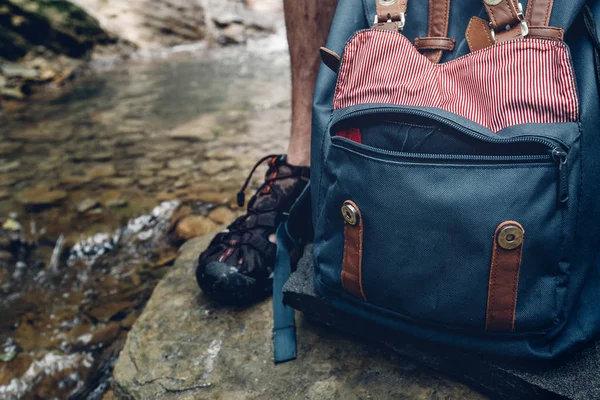 Dobrodružství Hiker muž nohy, na Backback a termosku na vodopád pozadí Closeup cestu pěší cestování koncept — Stock fotografie