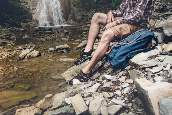 Călător de nerecunoscut cu rucsac stă pe râu și se bucură de o vedere înconjurătoare explorând conceptul de drumeții de aventură — Fotografie, imagine de stoc