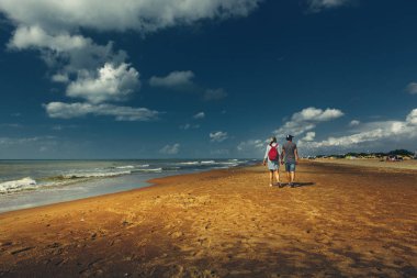 Genç Sandy sahil, arkadan görünüş yürüme Enjoyng çift. Hiking yolculuk birlikte kavram yürümeye