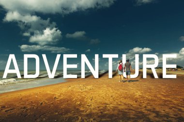 Macera keşif yaşam tarzı seyahat kavramı. Sandy Shore arka yürüyen genç çift Enjoyng üzerinde Inscripton