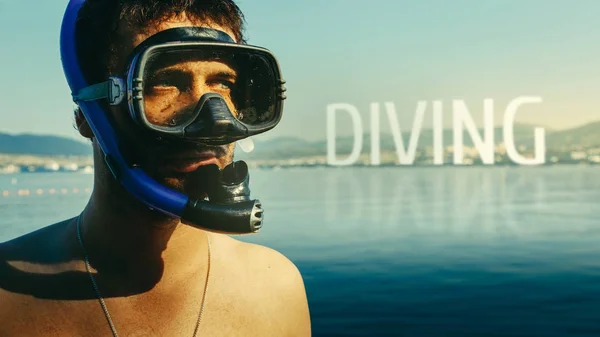 Dykning, inskriften på bakgrunden av ett porträtt av en dykare med mask och snorkel. Begreppet fridykning, turism och resor — Stockfoto