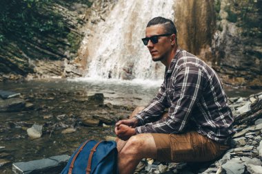 Macera sırt çantası hedef açık eğlence kavramı