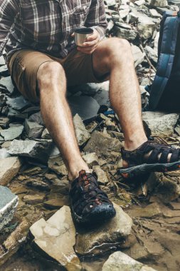 Tanınmayan hiker dökülen çay veya kahve termosu 