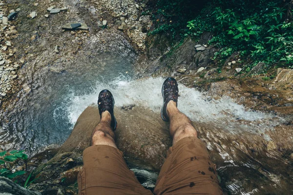Természetjáró Explorer ült a szikla a vízesés megtekintése utazási életmód kaland üdülés fogalma — Stock Fotó