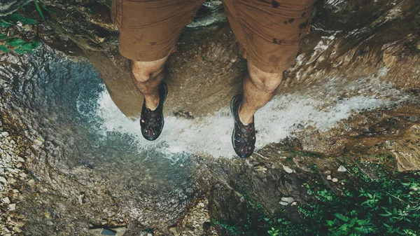 Pies selfie en el acantilado con vista a la cascada Travel Lifestyle aventura concepto de vacaciones — Foto de Stock