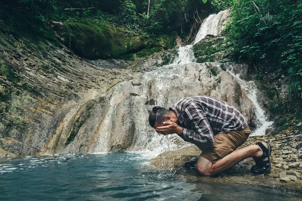 Traveler Explorer Lavar Seu Rosto No Rio Selvagem Destino Experiência Estilo de Vida Conceito — Fotografia de Stock