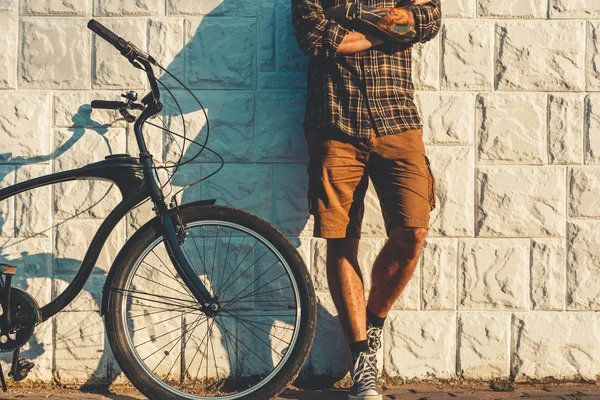 Oigenkännlig vuxen Man stående med cykel nära väggen dagliga rutin livsstil — Stockfoto