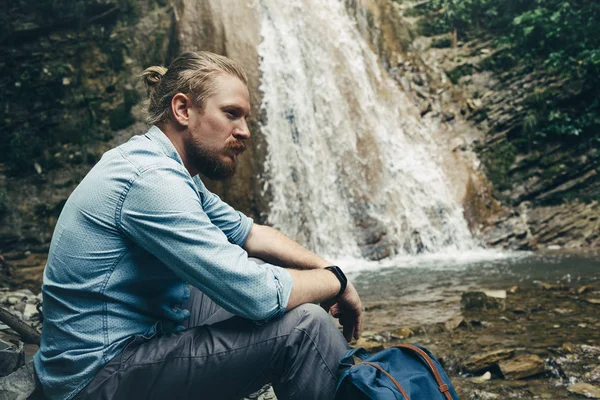 Viajante turístico com mochila sentada em rochas perto da cachoeira Trek Caminhadas Destino Experiência Estilo de Vida Conceito — Fotografia de Stock