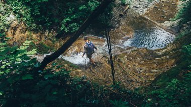 Uzun yürüyüşe çıkan kimse Traveler Explorer haçlar vahşi nehir şelale destek egzersiz doğa sporları konsept