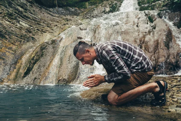 Explorador de viajeros se sienta a orillas del río y reza Fe Armonía religiosa con el concepto de la naturaleza — Foto de Stock