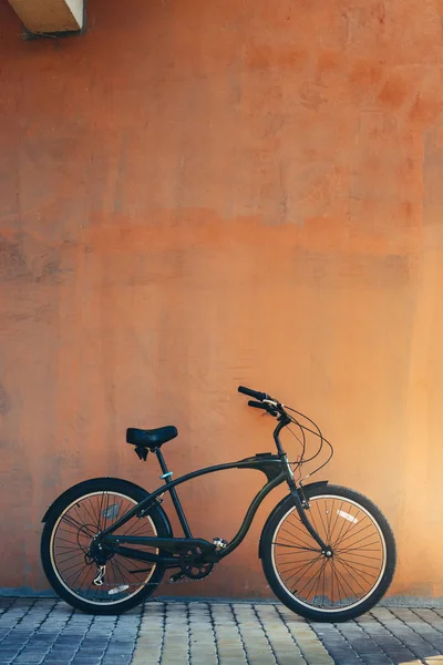 City Cruiser Bicicleta Estacionada Cerca de la Pared Salud Ocio Ciudad Vida Urbana Vehículo — Foto de Stock