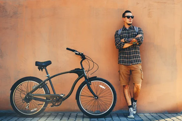 Hombre adulto guapo de pie con bicicleta cerca de la pared Concepto de estilo de vida de rutina diaria — Foto de Stock