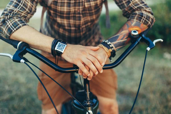 Hombre joven irreconocible poner sus manos en la rueda de una bicicleta Destino Relajación Descanso Concepto — Foto de Stock