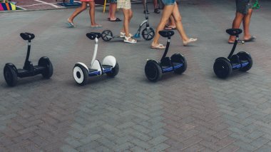 Segway Mini Hoverboard sokakta, kira için turistler ekolojik şehir ulaşım konsepti