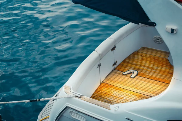 Heck-Kreuzfahrt-Motoryacht und blaues Meer, Nahaufnahme Seewasser-Transportkonzept — Stockfoto