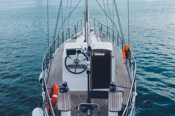 Zeiljacht In zee. Jacht van neus op azuurblauwe zee Water reizen Cruise Vakantie Concept — Stockfoto