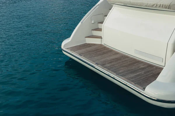 Stern Luxury Cruise Motor Yacht e Blue Sea Relaxation Resting Resort Concept — Fotografia de Stock