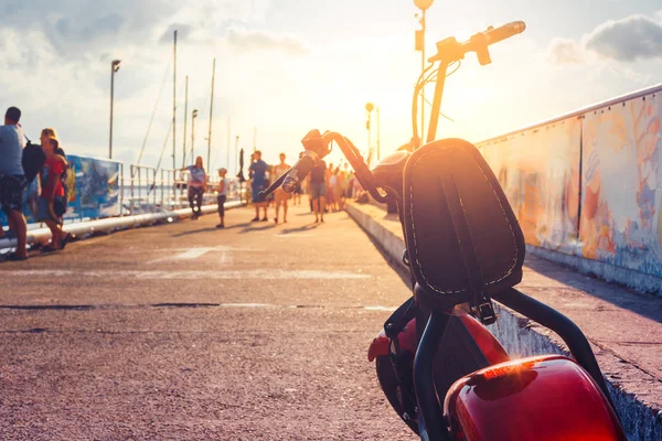 Elektrikli Scooter taşıma araç kiralamak için turist, Pier ekolojik kentsel ulaşım kavramında Park