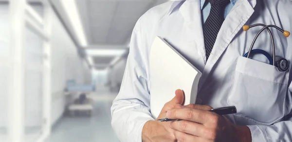 Doctor con estetoscopio lleva revista médica. Concepto de Medicina Sanitaria — Foto de Stock