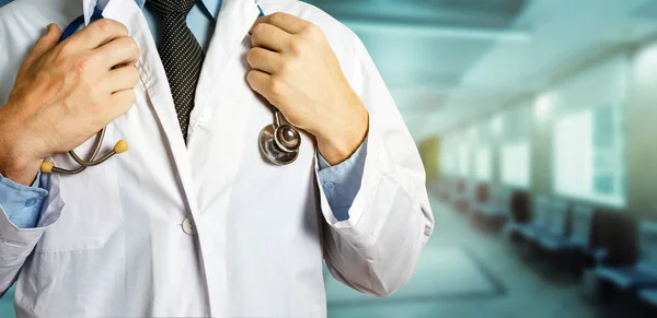 Concepto de salud y medicina. Médico masculino irreconocible sostiene las manos en el estetoscopio —  Fotos de Stock