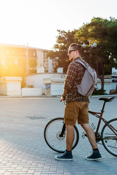 Joven caminando con bicicleta estilo de vida de rutina diaria — Foto de Stock