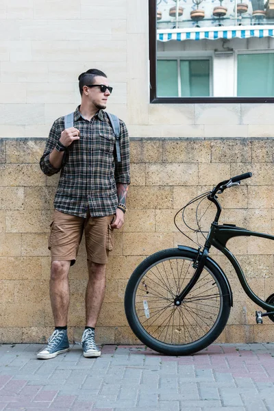 Guapo joven viajero con bicicleta de engranaje fijo en la calle estilo de vida urbano todos los días Concepto — Foto de Stock