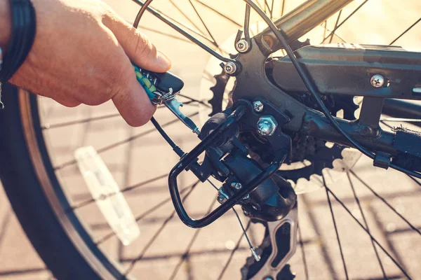 Primer plano ciclista mano del hombre reparación de la rueda de la bicicleta — Foto de Stock