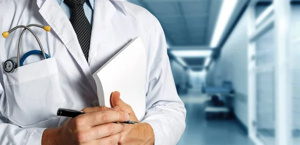 Doctor con estetoscopio lleva revista médica. Concepto de Medicina Sanitaria —  Fotos de Stock
