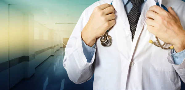 Concepto de salud y medicina. Médico masculino irreconocible sostiene las manos en el estetoscopio —  Fotos de Stock