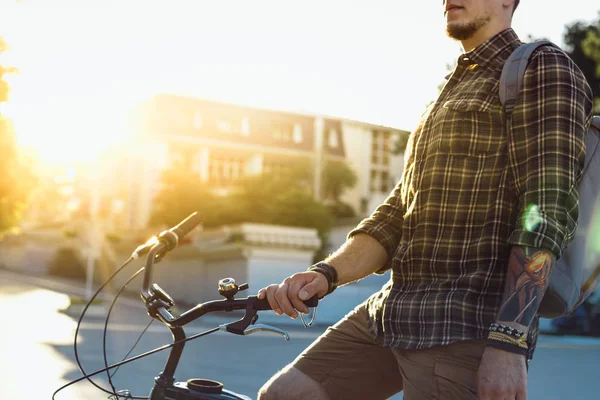 Ung kille cyklist med cykel dagliga rutin livsstil — Stockfoto