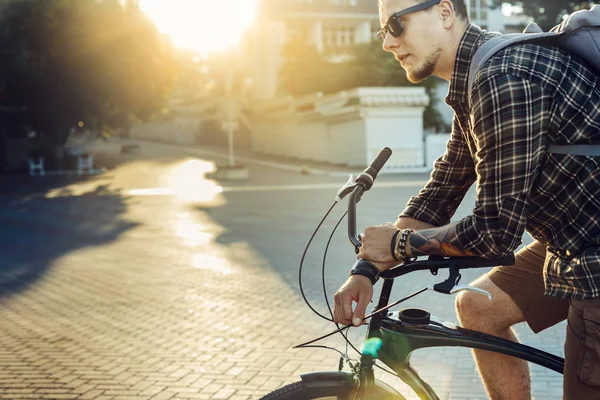 Joven ciclista con bicicleta estilo de vida de rutina diaria — Foto de Stock