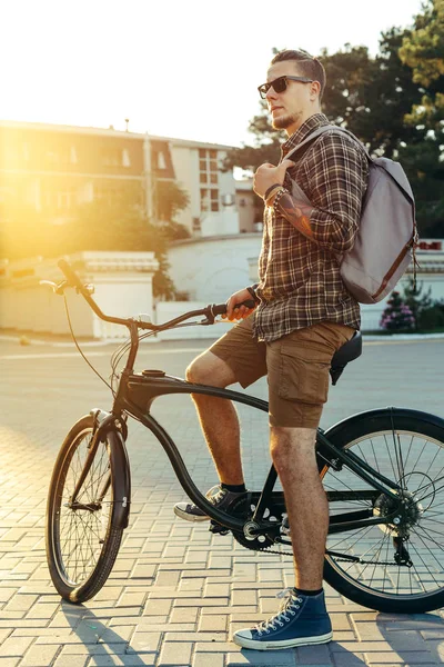 Joven ciclista con bicicleta Descanso Rutina diaria Estilo de vida — Foto de Stock