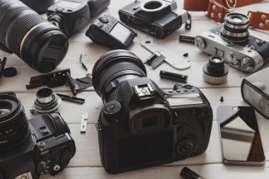 Vintage Film kamera, dijital fotoğraf makinesi ve Smartphone teknoloji geliştirme kavramı. Portre