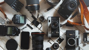 Vintage Film kamera, dijital kamera ve akıllı telefon üzerinde beyaz ahşap arka plan teknoloji geliştirme kavramı. Üstten Görünüm